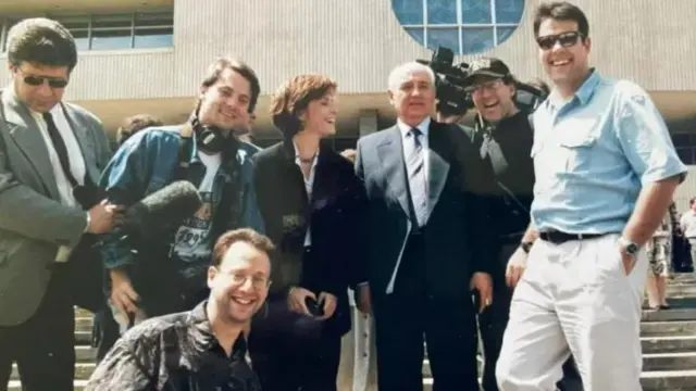 Mikhail Gorbachev bersama Steve Rosenberg (depan kiri), Victor Cooper, dan kru CBS.