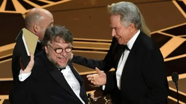 Guillermo del Toro, as dey waka go sage to collect award.