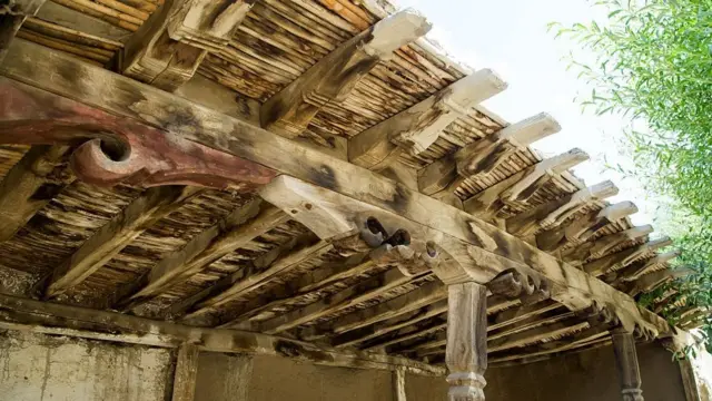 چوب در این ولسوالی به عنوان مواد اصلی ساختمان به حساب می‌آید