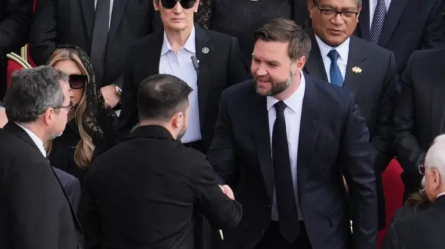 Зеленский жмет руку Вэнсу