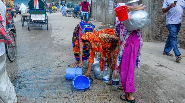 نساء يحملن الماء