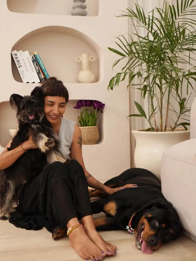 Rina dan anjing-anjingnya.