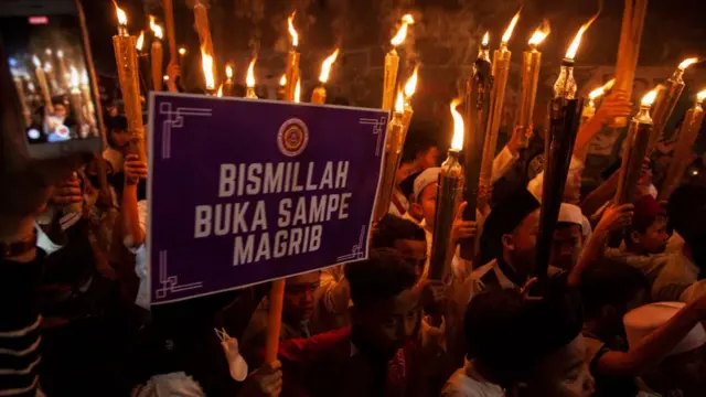 tradisi pawai obor menyambut bulan suci Ramadhan, di Jakarta