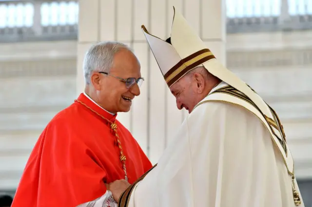 Continuidade, com estilo próprio: o que esperar de Leão 14 Em 30 de setembro de 2023, na Cidade do Vaticano, o então papa Francisco com o Robert Francis Prevost, eleito o novo papa nesta quinta-feira, 8 de maio