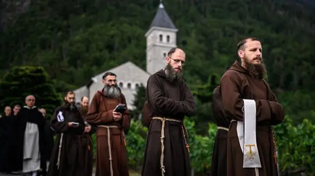 Tradycjonalistyczne Bractwo Świętego Piusa X wyświęciło 1 lipca w szwajcarskim Écône czterech nowych biskupów, mimo sprzeciwu papieża Leona XIV.
