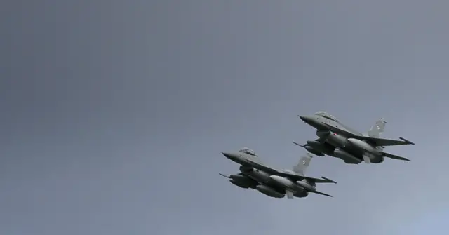 Caças F-16