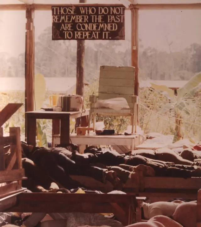 1978 : intérieur du temple du peuple à Jonestown, en Guyane, où plus de 900 Américains sont morts après avoir bu du cyanure.