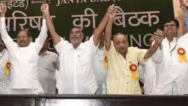 જેડીયુમાં હોવા છતાં છોટુભાઈ વસાવાએ (ડાબેથી બીજા) કૉંગ્રેસના ઉમેદવાર અહમદ પટેલની તરફેણમાં મતદાન કર્યું હતું