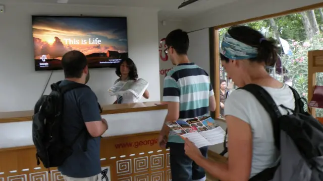 Туристы у стойки в гостинице