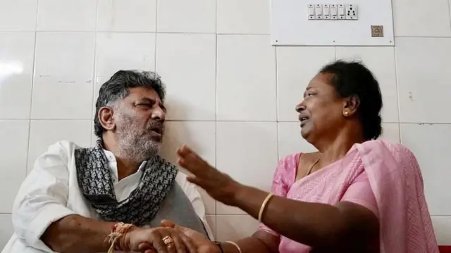 कर्नाटकचे उपमुख्यमंत्री डीके शिवकुमार रुग्णालयात दाखल असलेल्या एका व्यक्तीच्या नातेवाईकाचे सांत्वन करताना.
