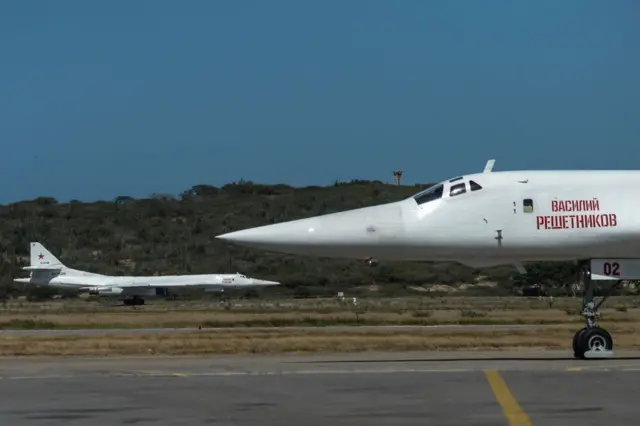 Dos bombarderos supersónicos rusos Tupolev circulan por las pistas de aterrizaje del aeropuerto de Maiquetía en Venezuela.