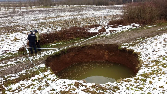 Более 100 карстовых воронок различных размеров появились в этой местности в течение месяца, из-за чего жители двух сел стали беспокоиться по поводу безопасности проживания