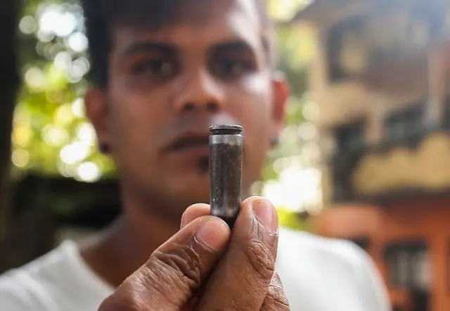 මුල් අවස්ථාවේදී අහසට වෙඩි තැබීම මගින් කළහකාරී පිරිස පාලනය කිරීමට උත්සහ කළද ඔවුන් පාලනය නොවූ බැවින් දණහිසෙන් පහළට වෙඩිතැබීමට නියෝග කරමින් පිරිස විදුරුවා හැරීමට පොලිස් නිලධාරීන් කටයුතු කර ඇති බවද පොලිස්පතිවරයා පැවසීය.