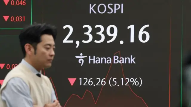शेअर बजारमा आएको गिरावट देखाउने तस्बिर