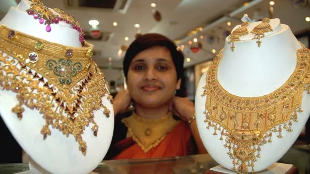 સોનું ખરીદતી મહિલા