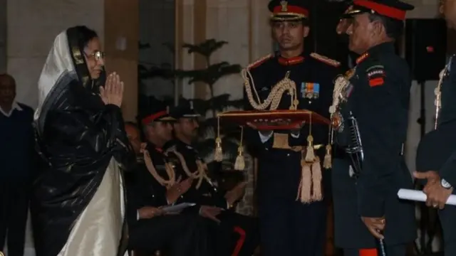 વર્ષ 2017માં તત્કાલિક રાષ્ટ્રપતિ પ્રતિભા પાટિલે નેપાળે તત્કાલિક આર્મી ચીફ રુકમંગુદ કટાવલને માનદ અધ્યક્ષની પદવી આપી રહ્યા છે તેની તસવીર