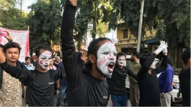 గవర్నర్ వర్సెస్ చరిత్రకారుడు