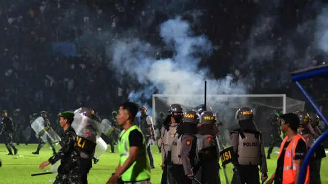 polisi stadion kanjuruhan