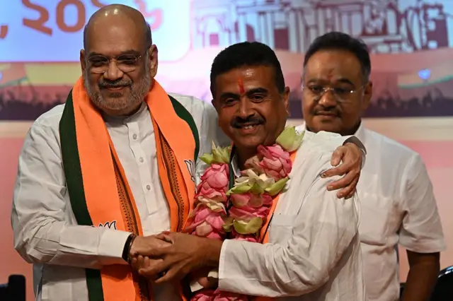 बीजेपी ने शुक्रवार को पश्चिम बंगाल में राज्यपाल से मिलकर सरकार बनाने का दावा पेश किया