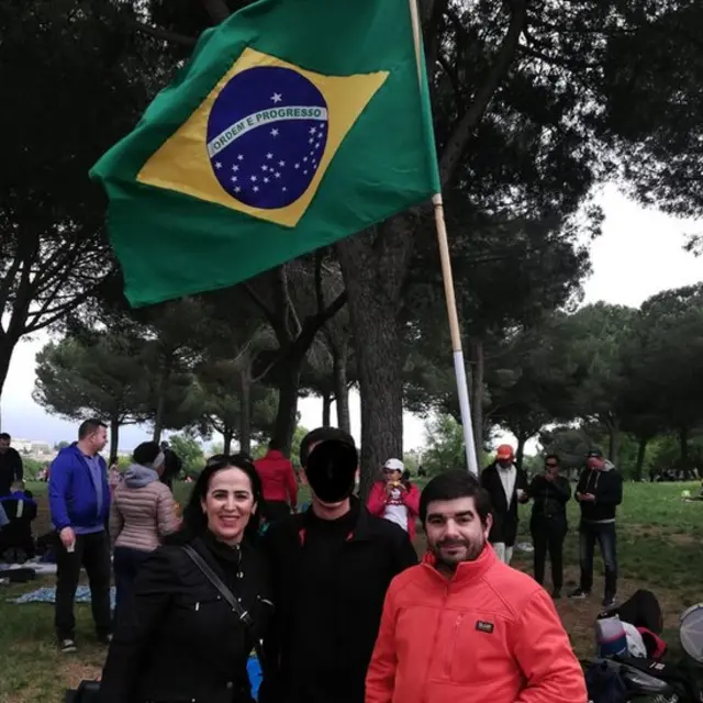 Com bandeira do Brasil ao fundo, Hamilton Gomes aparece do lado direito da imagem.