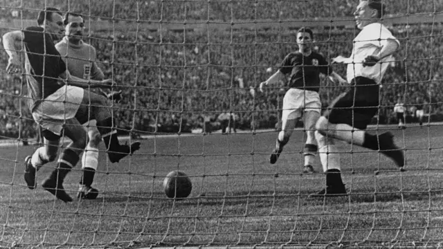 1954'te Macaristan'ın İngiltere karşısında 7-1'lik zafer kazandığı maçta gol atanlardan biri de Puskas'tı.