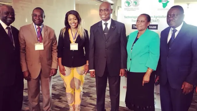 Maria Zaloumis au milieu des ministres de l'Agriculture du Cameroun et du Bénin.