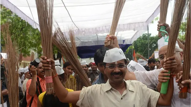 झाड़ू के साथ केजरीवाल