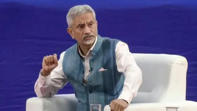 பாகிஸ்தான் சபாநாயகருடன் கைகுலுக்கிய ஜெய்சங்கர்