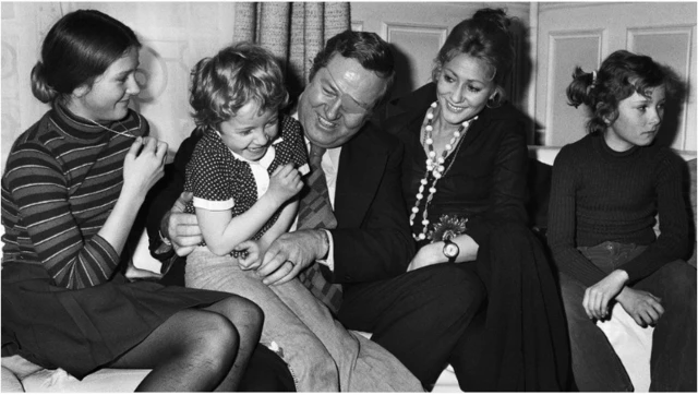 ਮੈਰੀ ਲੀ ਸਾਲ 1974 ਵਿੱਚ ਆਪਣੇ ਪਿਤਾ ਯੋ ਮਿਲਯਾ ਪੈਨ ਦੀ ਗੋਦ ਵਿੱਚ ਬੈਠੇ ਹਨ। ਜਦਕਿ ਉਨ੍ਹਾਂ ਦੀ ਮਾਂ ਆਪਣੇ ਪਿਤਾ ਦੇ ਸੱਜੇ ਪਾਸੇ ਅਤੇ ਭੈਣ ਖੱਬੇ ਪਾਸੇ ਹੈ।