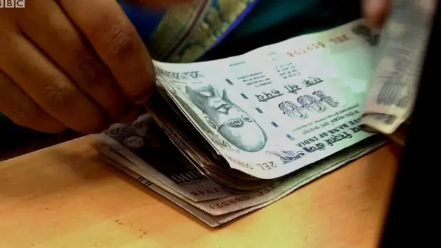 शंभरच्या नोटा