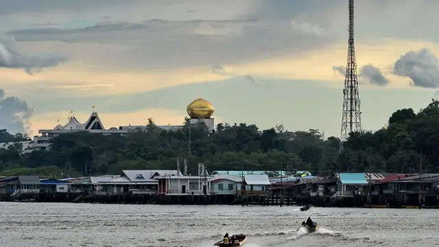 नदी के तट पर बना सुल्तान का महल गिनीज़ बुक ऑफ़ वर्ल्ड रिकॉर्ड्स में भी शामिल है