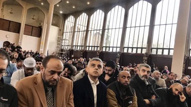صديق خان، عمدة لندن، في المسجد عقب الهجوم