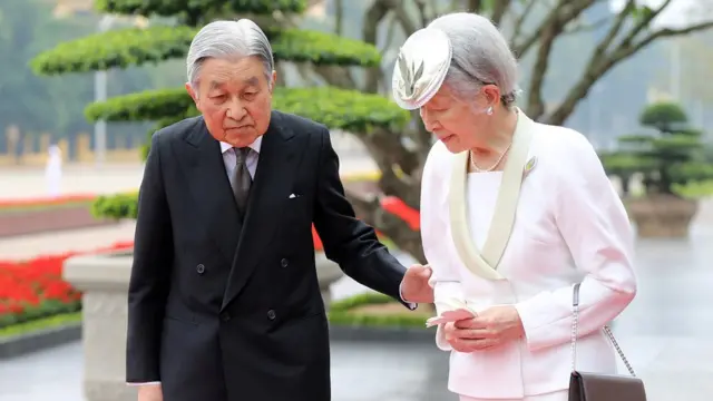 Japanese Emperor Akihito (L) and Empress Michiko (R) attend a wreath laying ceremony at the mausoleum of Vietnamese late President Ho Chi Minh in Hanoi on March 1, 2017