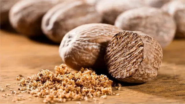 De nombreuses cuisines européennes étaient autrefois fortement épicées avec des ingrédients tels que la noix de muscade.