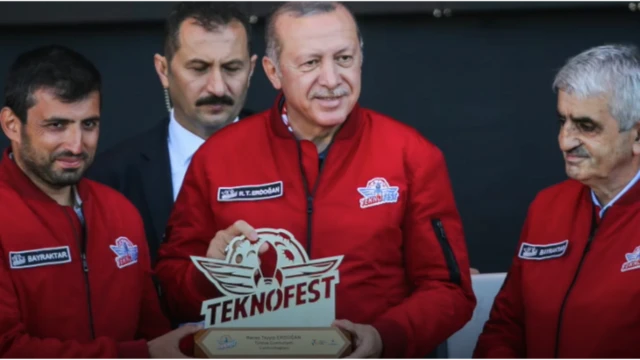 Perezida Erdogan na Ozdemir Bayraktar (iburyo) bagiye mu ruhande rumwe mu bihe vy'intango vyabo vya politike