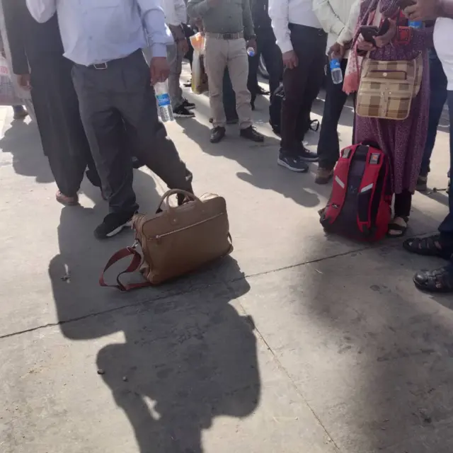 విమానం కోసం పడిగాపులుగాస్తున్న ప్రయాణికులు