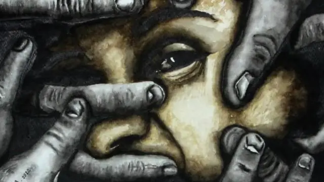 Hommes couvrant la bouche et le visage d'une femme avec leurs mains.