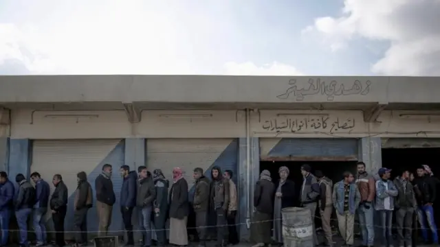 لاجئون من الموصل ينتظرون في طابور في إطار التدقيق الأمني الذي تطبقه القوات العراقية حتى لا يندس بين السكان عناصر الدولة الإسلا