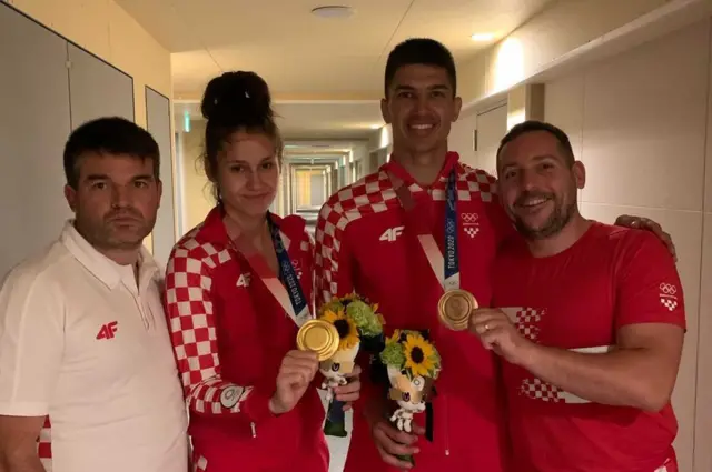 Toni Tomas (levo) sa osvajačima medalja u Tokiju, Mateom Jelić i Tonijem Kanaetom, i trenerom Veljkom Laurom, koji je pomogao Leni Stojković da osvoji odličje u Parizu