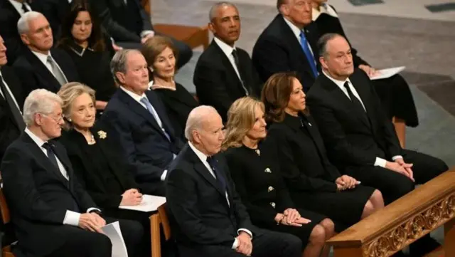 بایدن (ردیف جلو در سمت چپ) همراه کامالا هریس، هیلاری کلینتون (هر دو در تصویر) و چند رئیس جمهور سابق ایالات متحده در مراسم تشییع جیمی کارتر رئیس جمهور پیشین ایالات متحده شرکت کردند