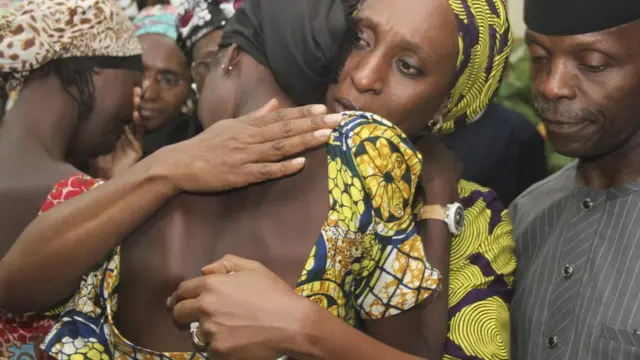 Iyawo igbakeji Aarẹ, Dolapọ Ọsinbajo yọ̀ pẹlu awọn akẹkọbinrin Chibok