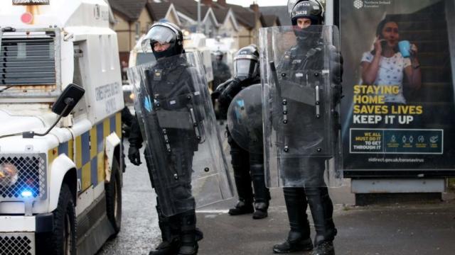 Policías antidisturbios en Irlanda del Norte
