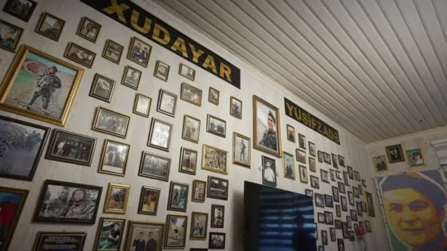 Дубалдардын биринде чыныгы музей витринасы жайгашкан