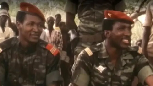 Blaise Compaoré (à gauche) et Thomas Sankara, tous deux en tenues militaires et souriant.