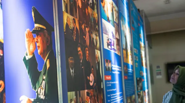 Pengunjung mengamati koleksi yang dipajang di Museum Memorial Jenderal Besar HM Soeharto, Sedayu, Bantul, D.I Yogyakarta, Senin (10/11/2025).