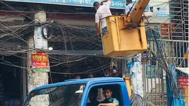 ২০২০ সালের অগাস্টে শুরু হয়েছিল সিটি কর্পোরেশনের তারের জঞ্জাল অপসারণের অভিযান। পরে যা বন্ধ হয়ে যায়।