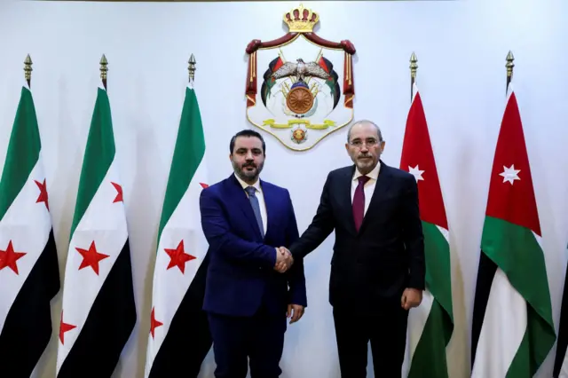 وزير الخارجية الأردني أيمن الصفدي مع وزير الخارجية في الإدارة السورية الجديدة أسعد الشيباني.