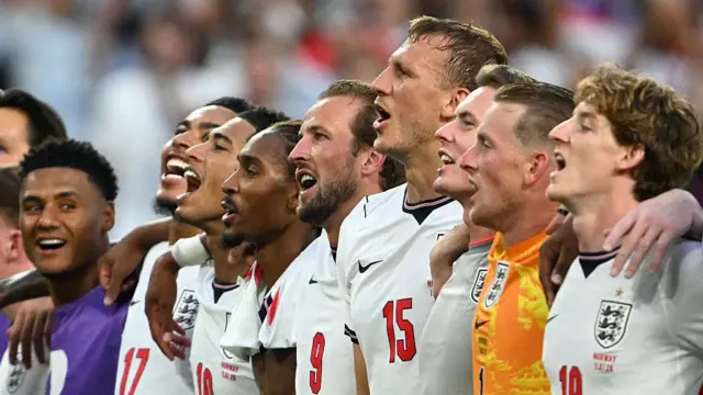 O atacante da Inglaterra Harry Kane (nº 9, ao centro) e seus companheiros de equipe comemoram após vencerem a partida das quartas de final da Copa do Mundo de 2026 entre Noruega e Inglaterra, no Miami Stadium, em Miami Gardens, em 11 de julho de 2026.