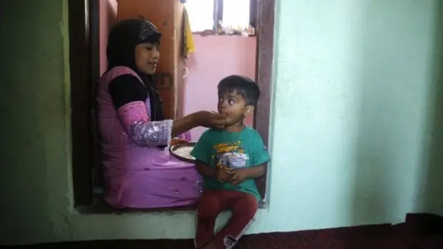 শ্রীনগরের বাইরের রোহিঙ্গা শিবিরে শরণার্থী মা ও শিশু