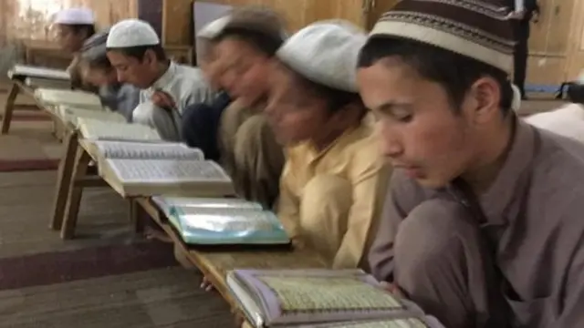 मदरशात शिकणारी मुलं